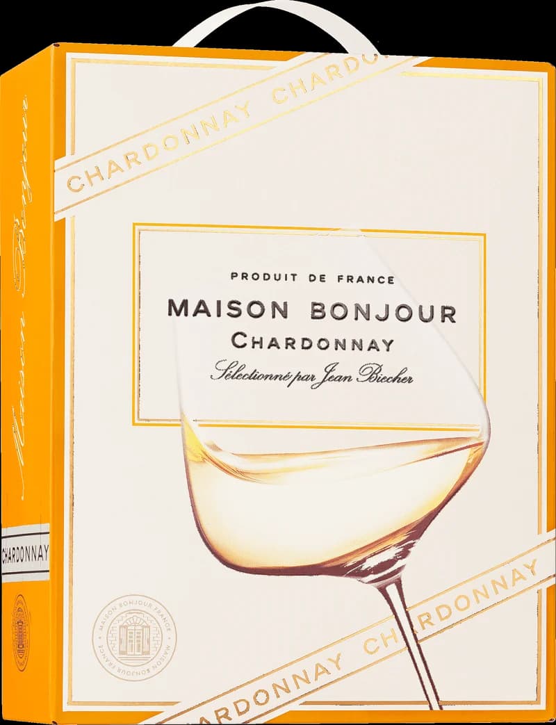 Flaska av Maison Bonjour Chardonnay, ett vitt vin, framför en ljus bakgrund.