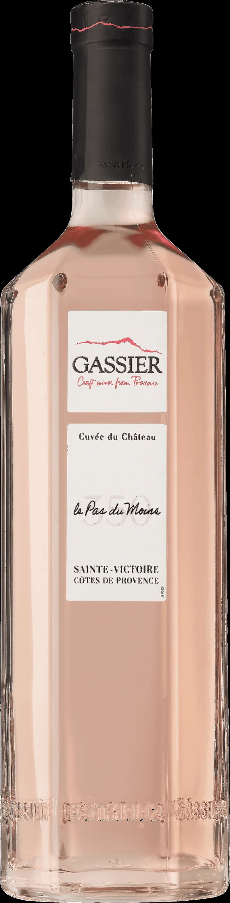 Flaska med Maison Gassier rosévin mot en ljus bakgrund.