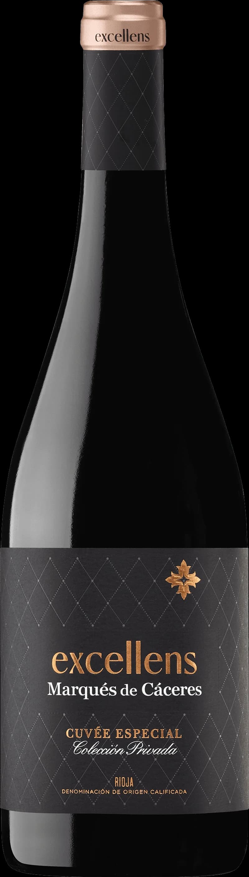 Flaska av Marqués de Cáceres rött vin mot en mörk bakgrund.
