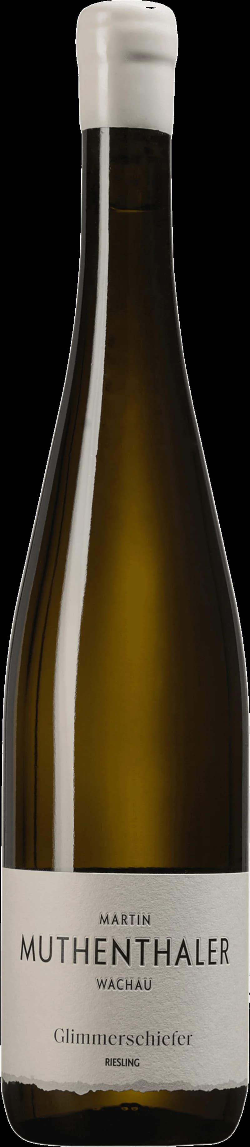 Martin Muthenthaler vitt vin i ett vinglas mot en neutral bakgrund.