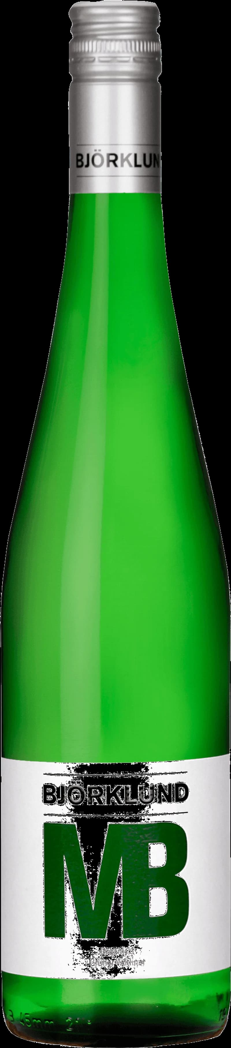 Michael Björklund håller ett glas vitt vin framför en ljus bakgrund.