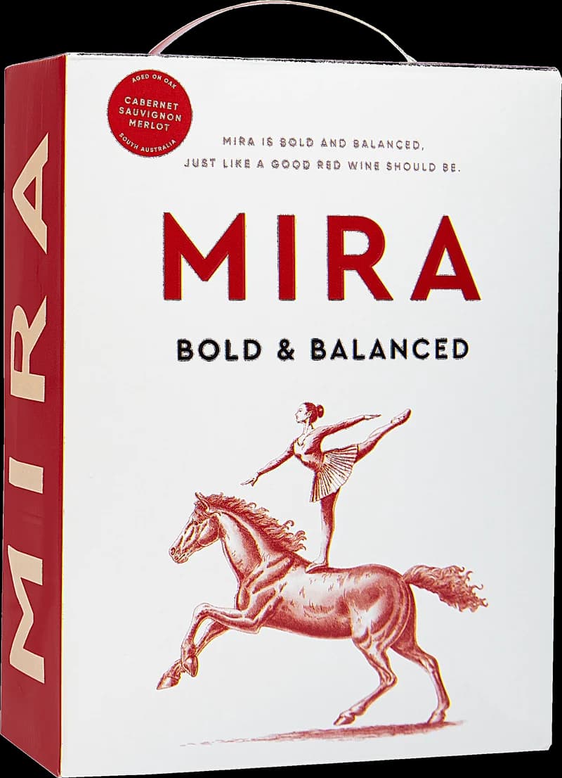 Flaska med Mira rött vin på en bordsservering.