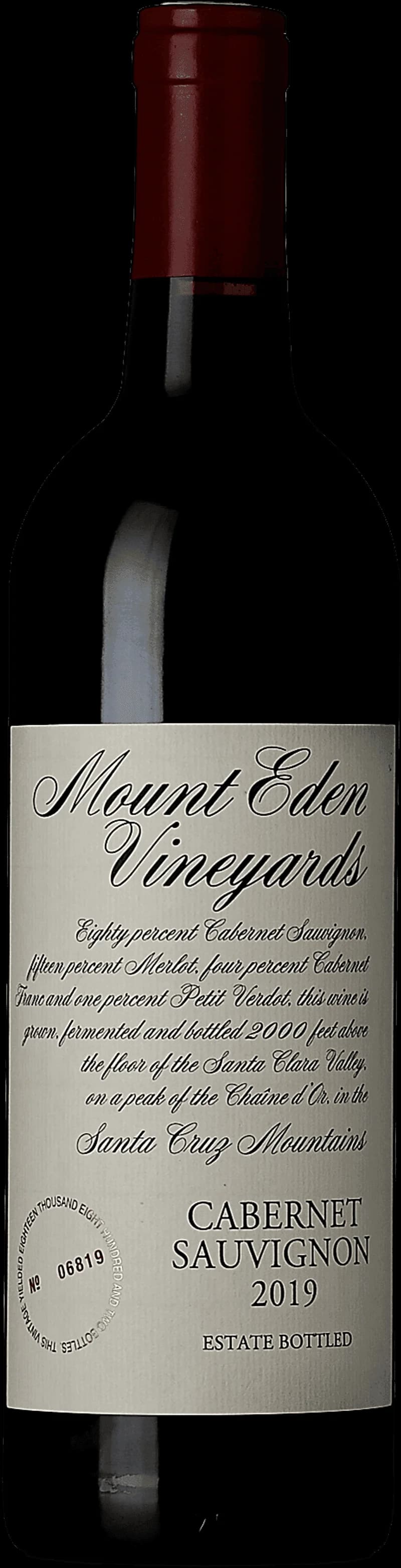Flaska av Mount Eden Estate rött vin mot en mörk bakgrund