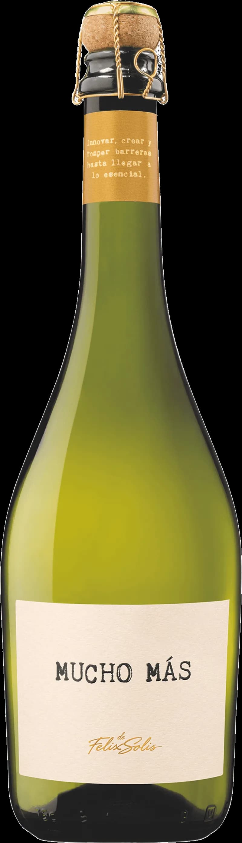 Flaska Mucho Mäs mousserande vin med etikett, stående mot ljus bakgrund.