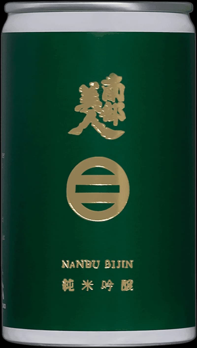 Flaska med Nanbu Bijin sake mot mörk bakgrund