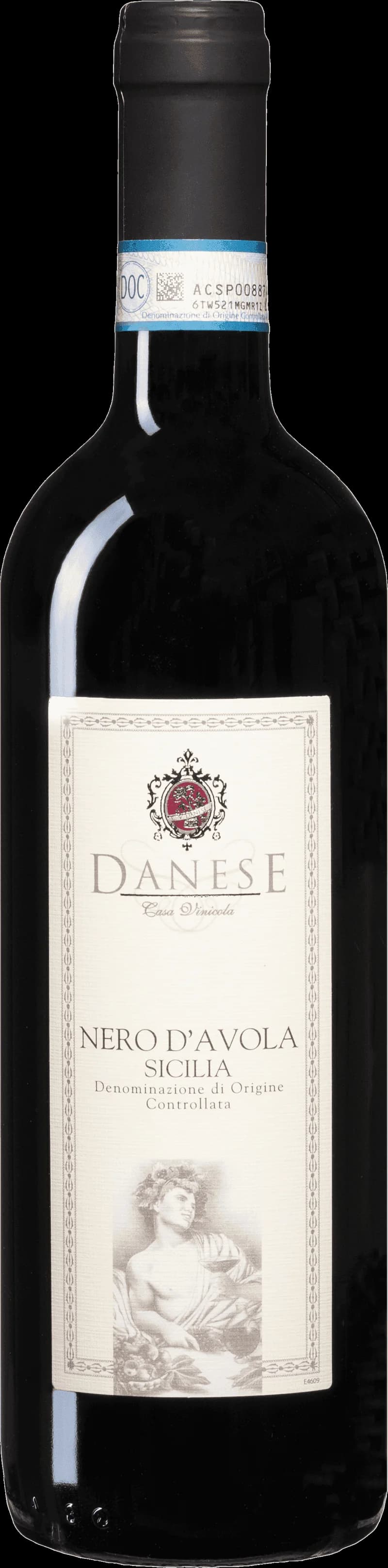Närbild på ett glas rött vin av druvan Nero d'Avola mot en mörk bakgrund.