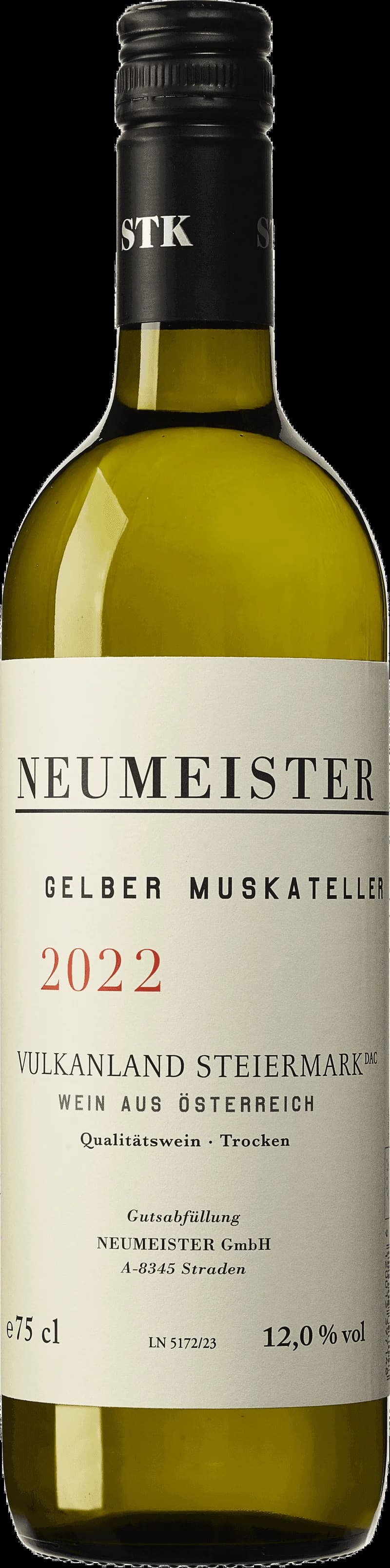 Flaska av Neumeister vitt vin på en ljus bakgrund.