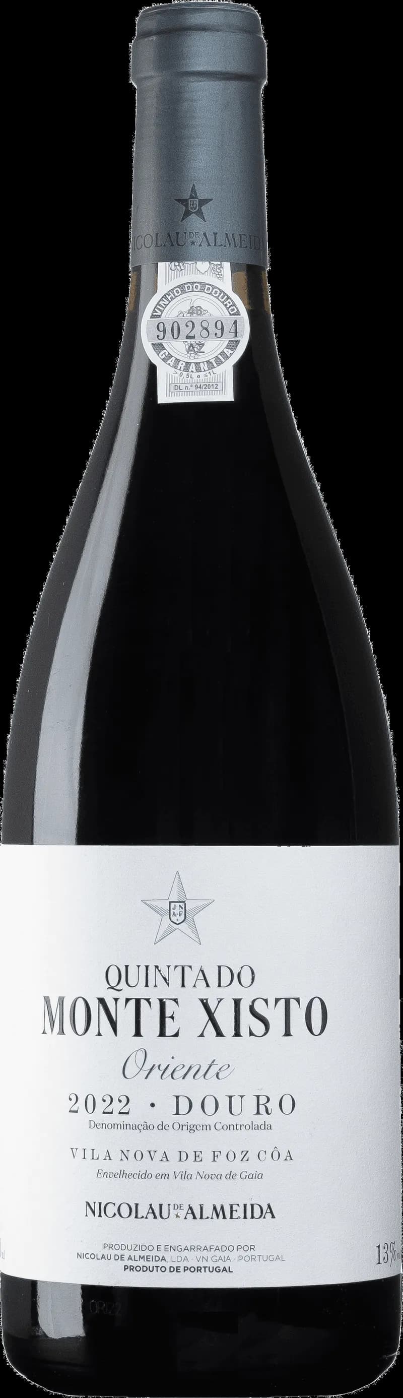 Nicolau de Almeida rött vin i ett vinglas mot en mörk bakgrund