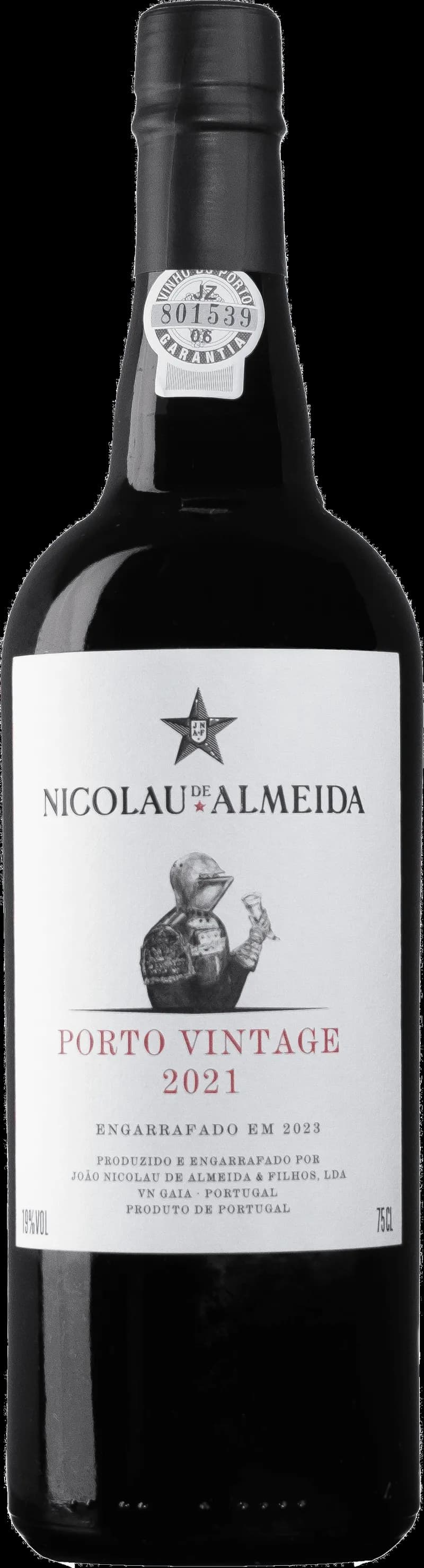 Fotografi av en flaska Nicolau de Almeida starkvin mot en neutral bakgrund.