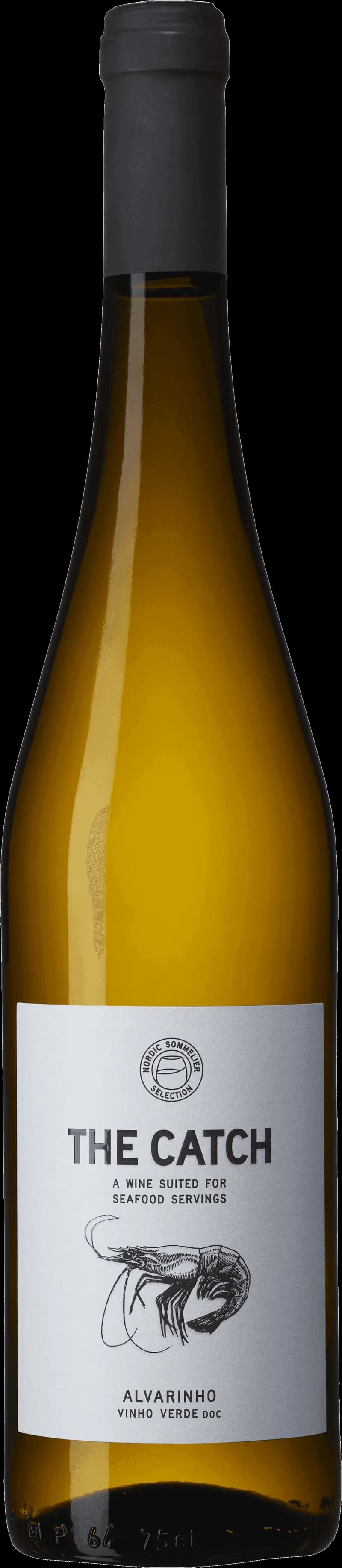 Flaska vitt vin från Nordic Sommelier Selection stående på ett bord.