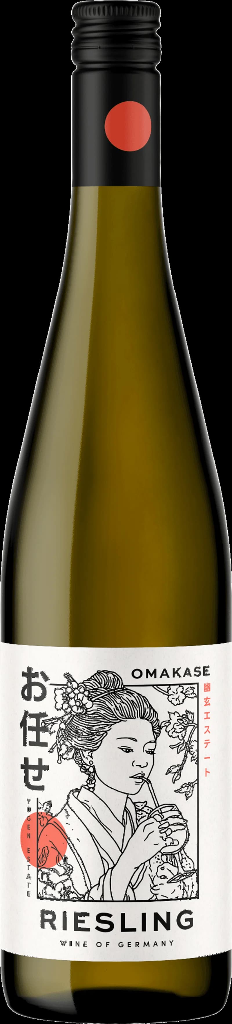 Flaska av Omakase Riesling, ett vitt vin, mot en enkel bakgrund.