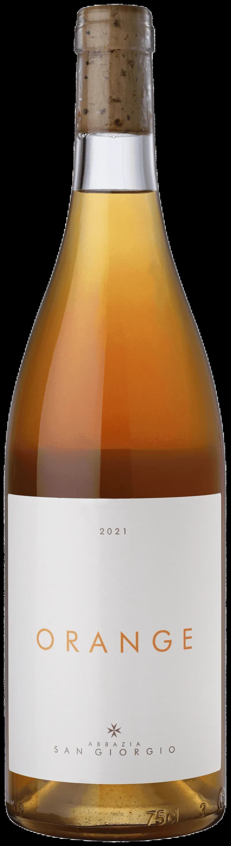 Två vinglas med orange vin och vitt vin mot ljus bakgrund