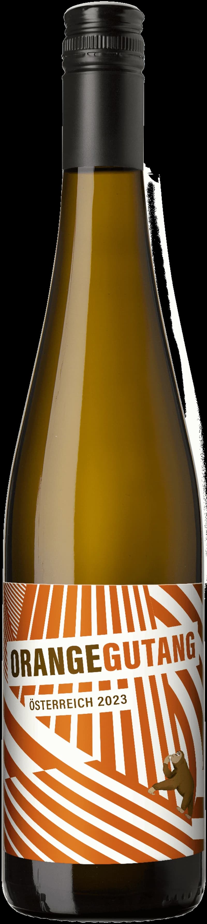 Ett glas orangegult vitt vin mot ljus bakgrund