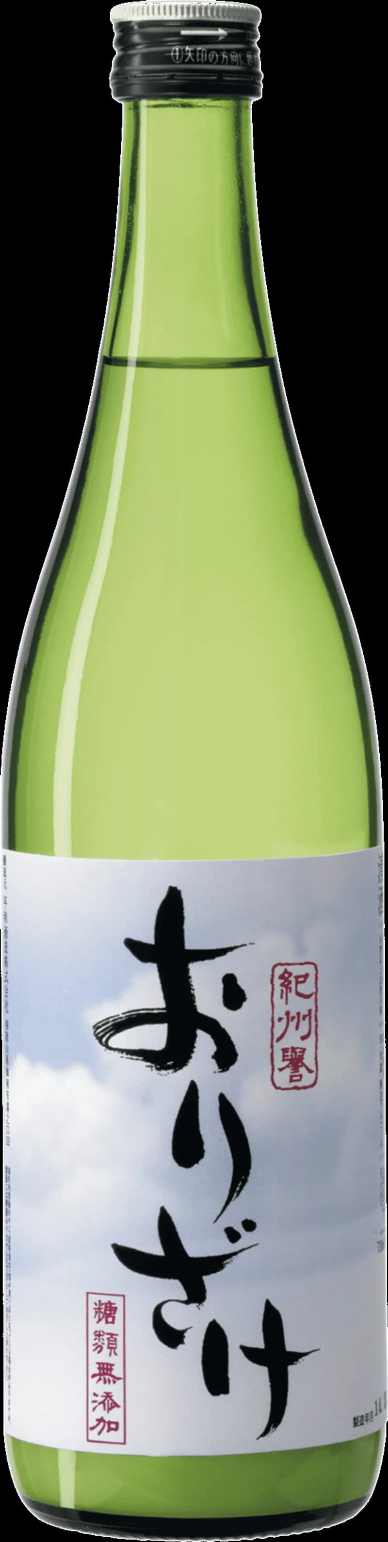 Flera flaskor med Ori Sake står uppradade på en hylla.