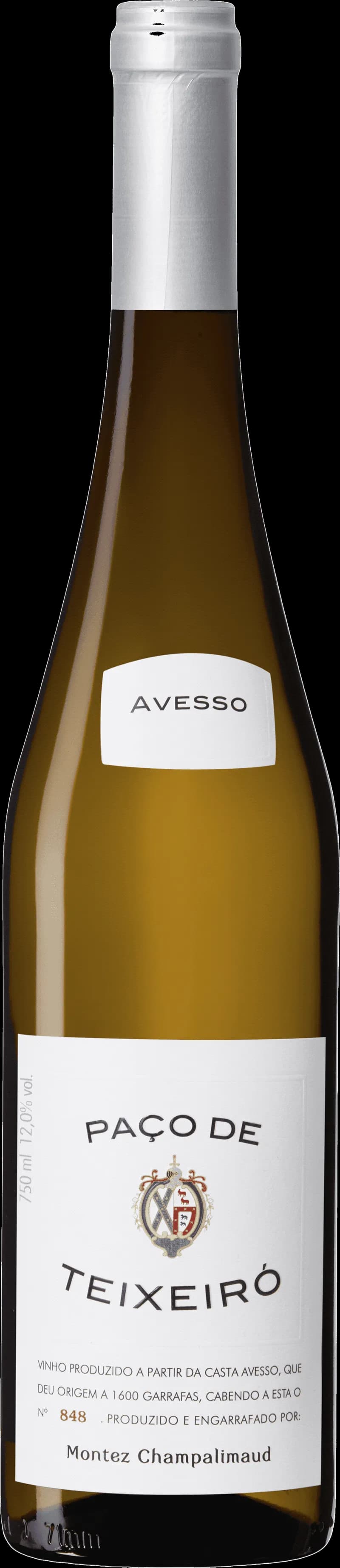Flaska vitt vin från Pão de Teixeir på en bordsservering.