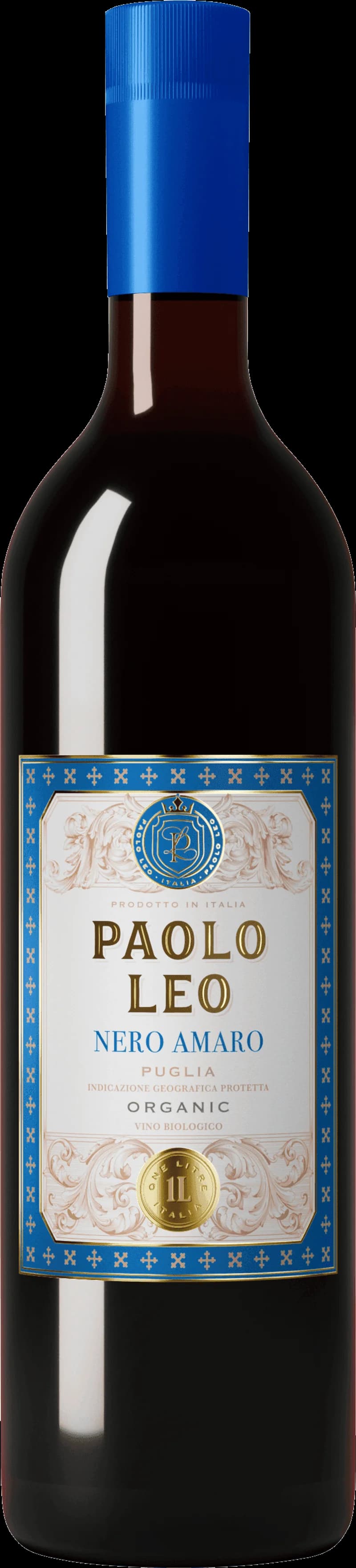 Paolo Leo rött vin i ett vinglas mot en mörk bakgrund
