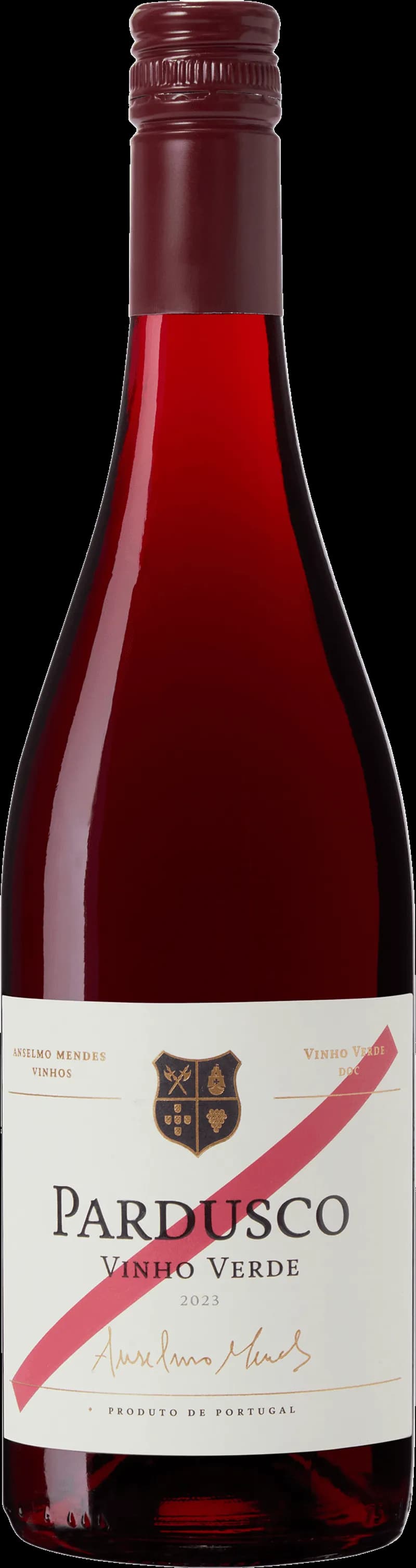 Flaska av Pardusco rött vin mot en mörk bakgrund.