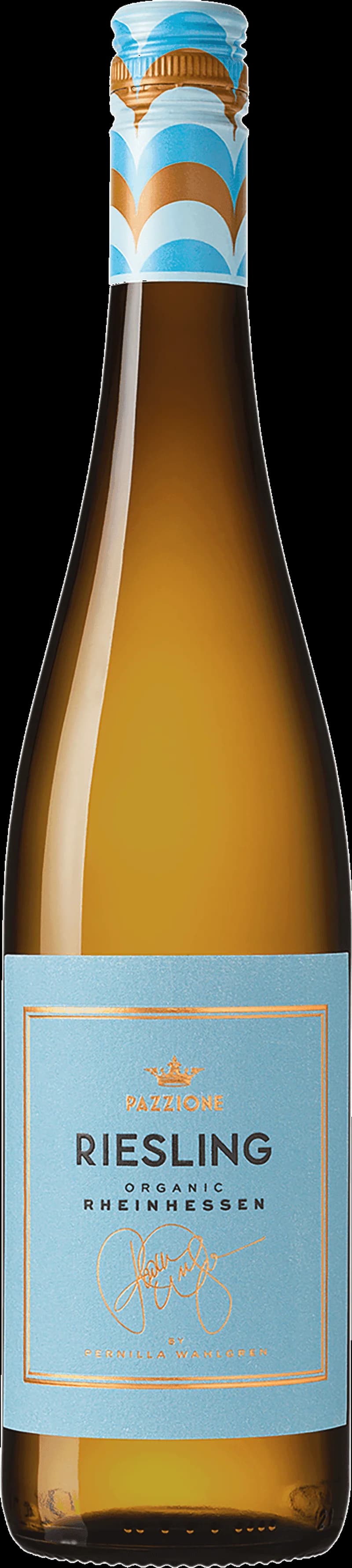 Flaska av Pazzione Riesling vitt vin på en ljus bakgrund.
