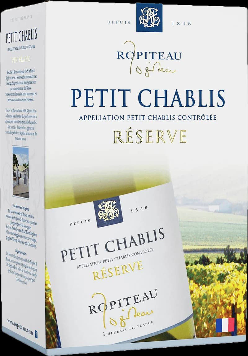 Flaska Petit Chablis vitt vin mot neutral bakgrund