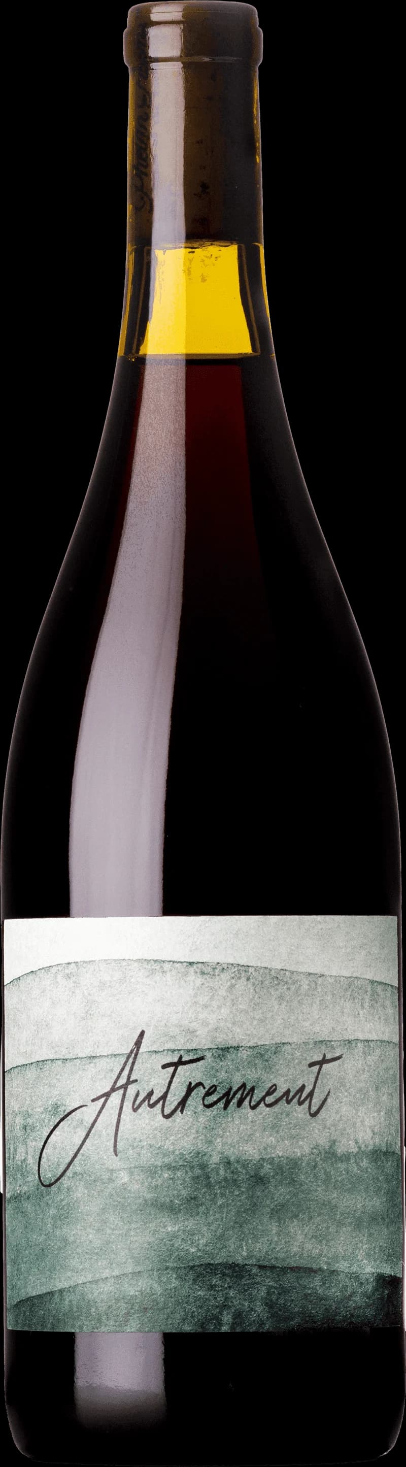 Flaska rött vin från Phelan Farm på en rustik yta.