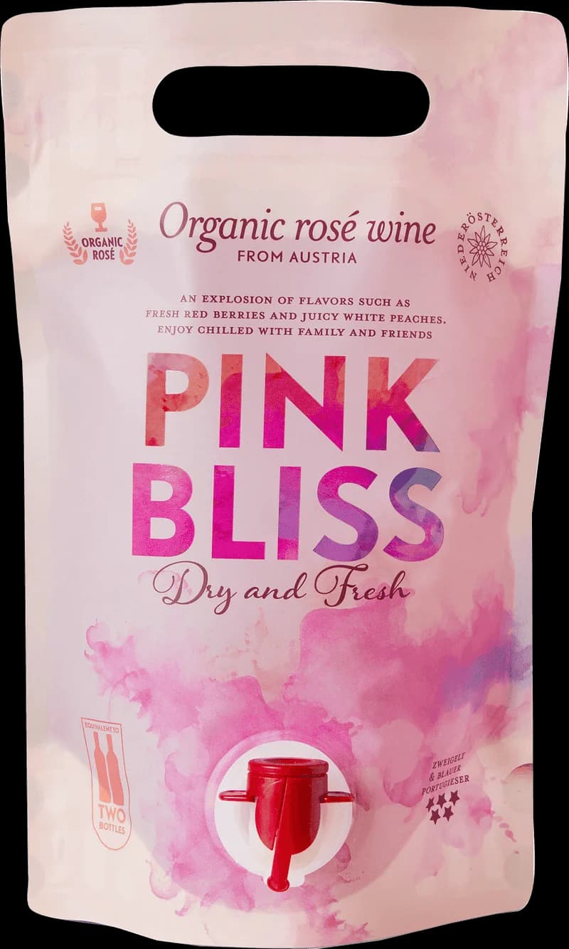 Ett glas rosévin från Pink Bliss på en ljus bakgrund.
