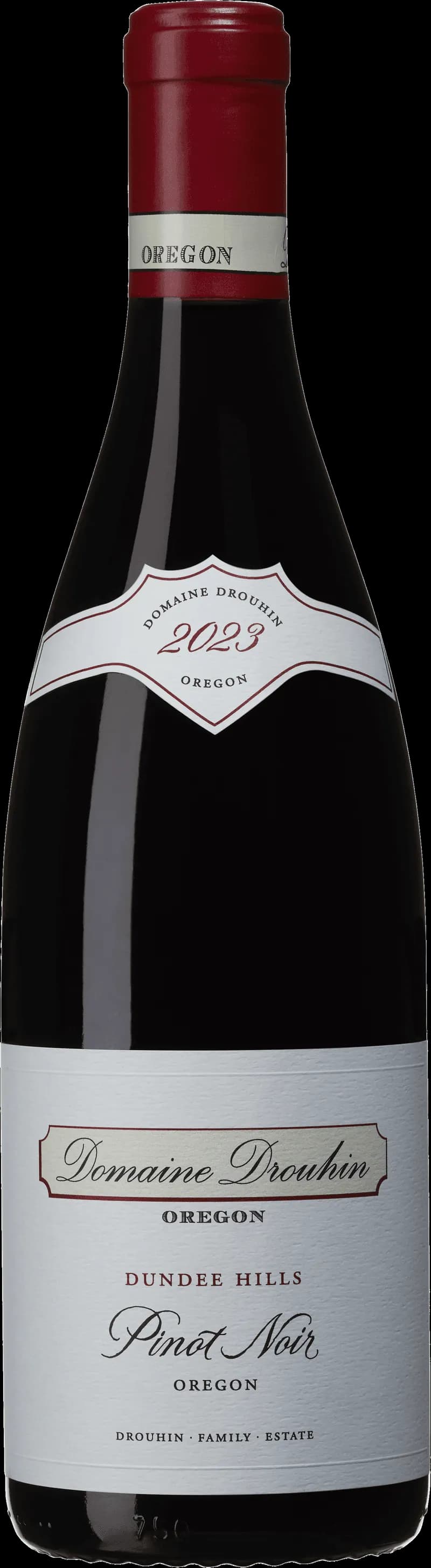 Närbild på ett glas rött Pinot Noir-vin mot en mörk bakgrund.