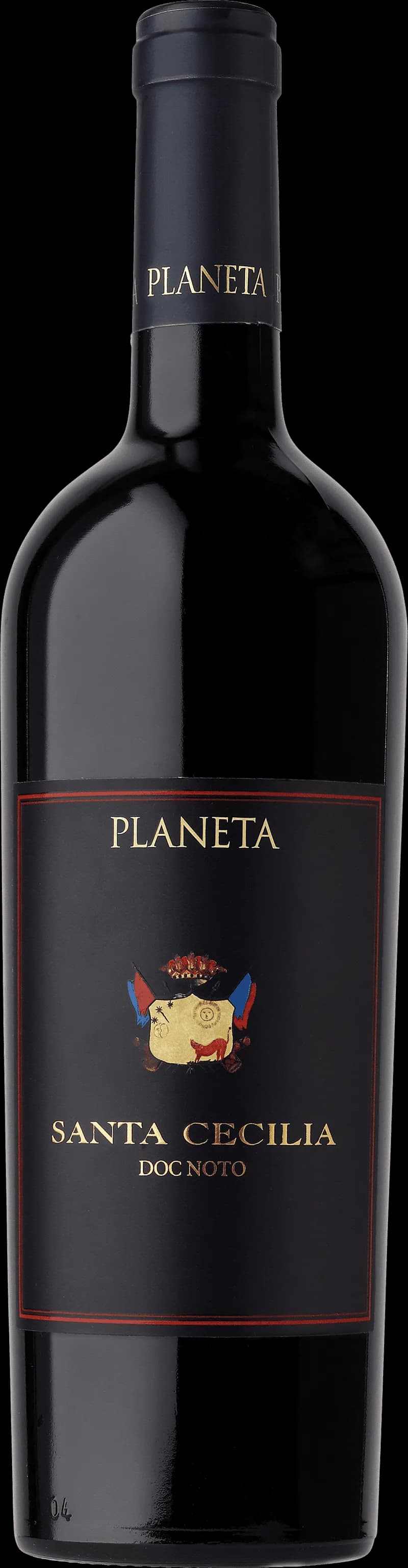 Flaska av Planeta rött vin på ett bord med vinglas i bakgrunden