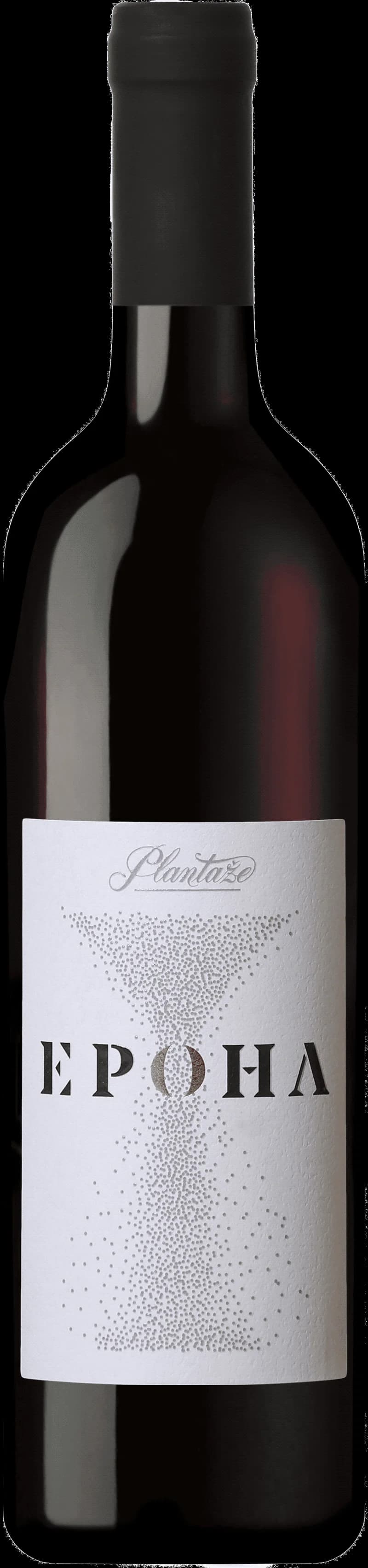 Flaska med Plantaze rött vin mot en neutral bakgrund.