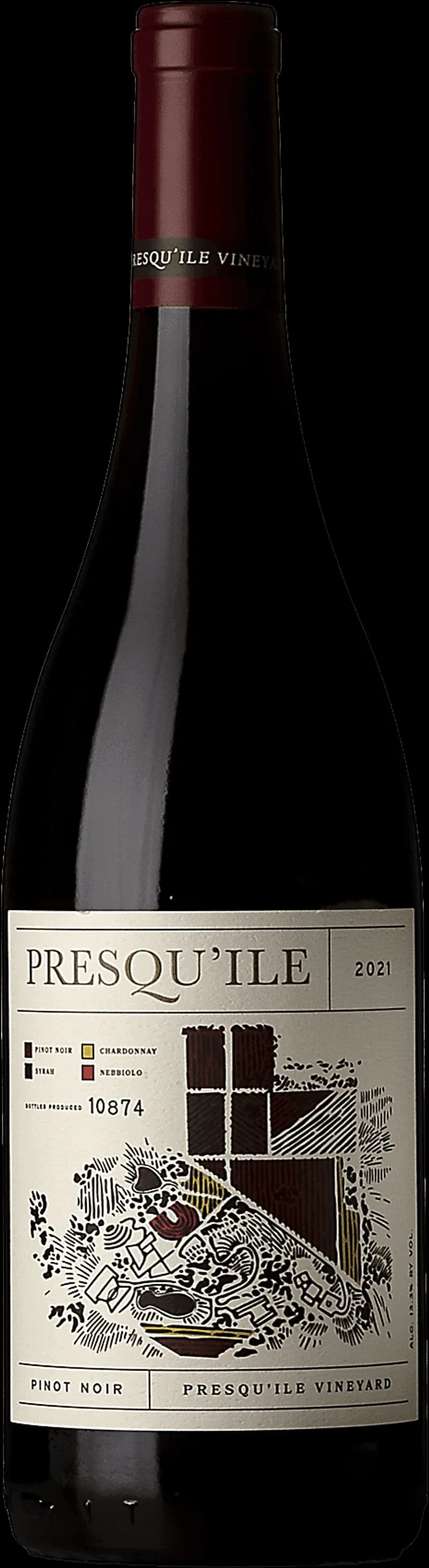 Vy över Presqu'ile Vineyard med rader av vinrankor och ett glas rött vin i förgrunden.