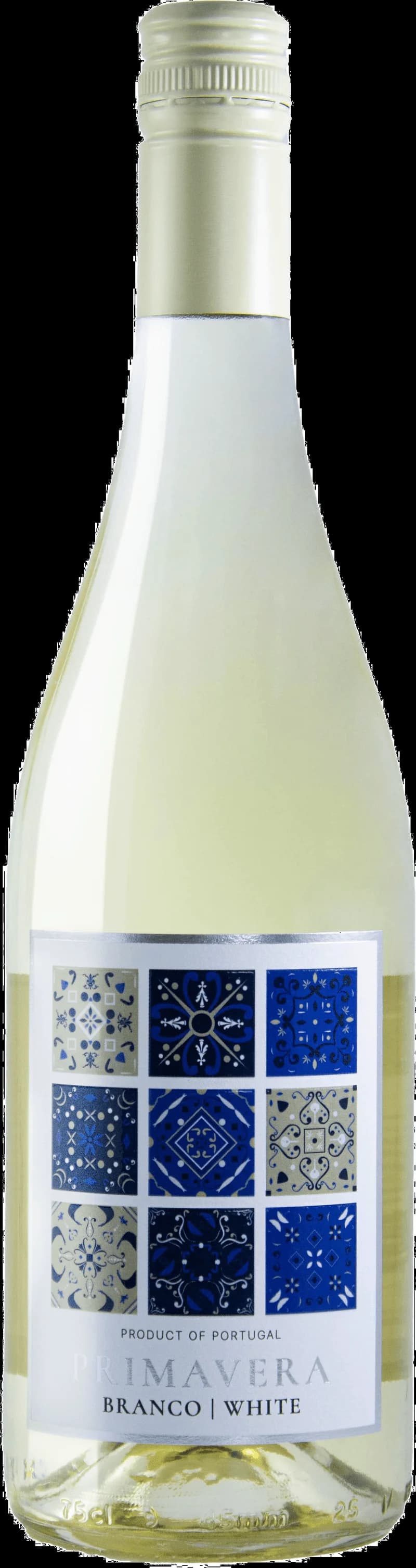 En flaska primavera vitt vin stående på en bordsduk med glas i bakgrunden.