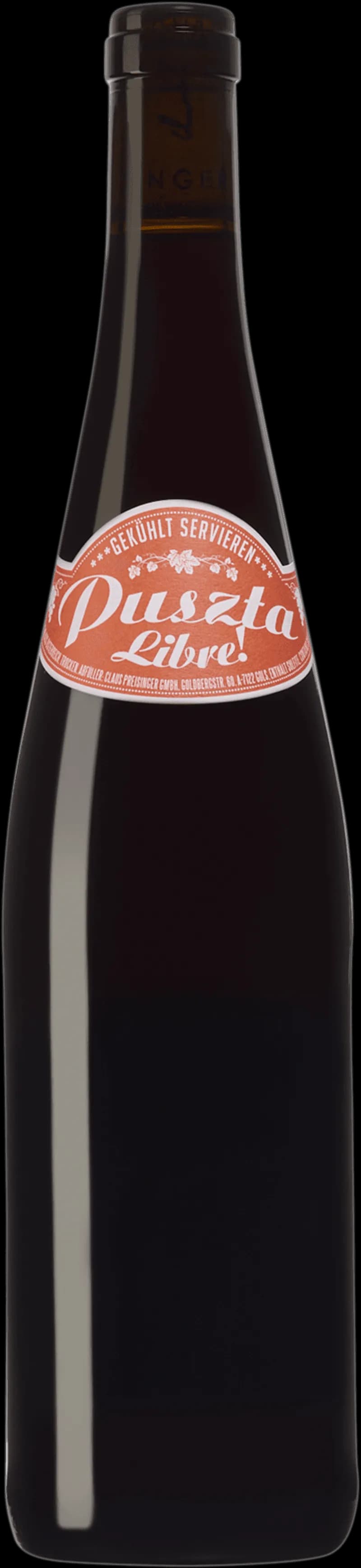 Puszta Libre rött vin i ett vinglas mot en mörk bakgrund.