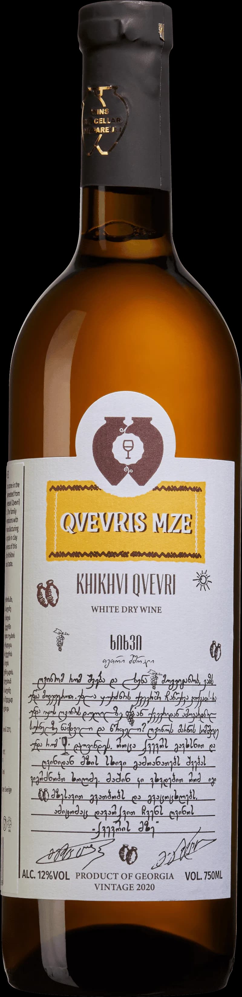 Qvevris MZE vitt vin i ett vinglas på en ljus bakgrund