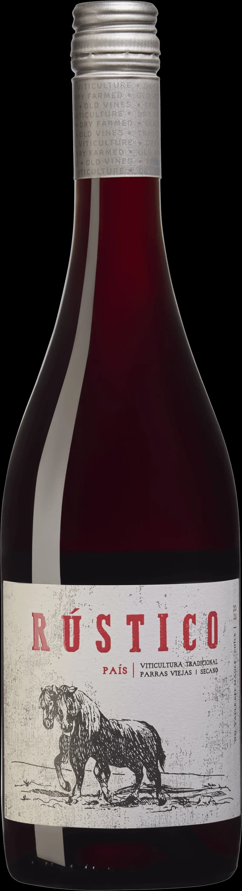 Närbild på ett glas rött vin mot rustik bakgrund