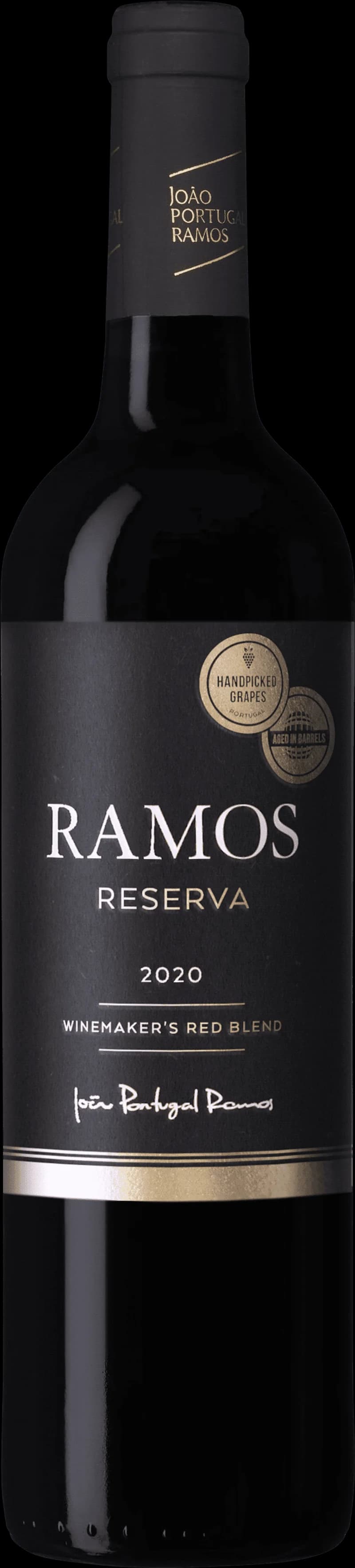 Flaska med rött vin från Ramos på en träbänk.