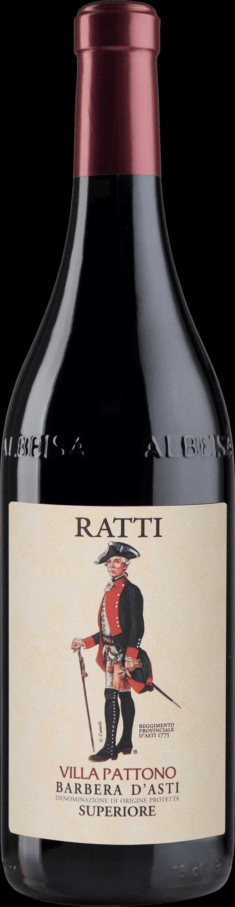 Ett glas rött vin bredvid en tallrik med rådjursskav.
