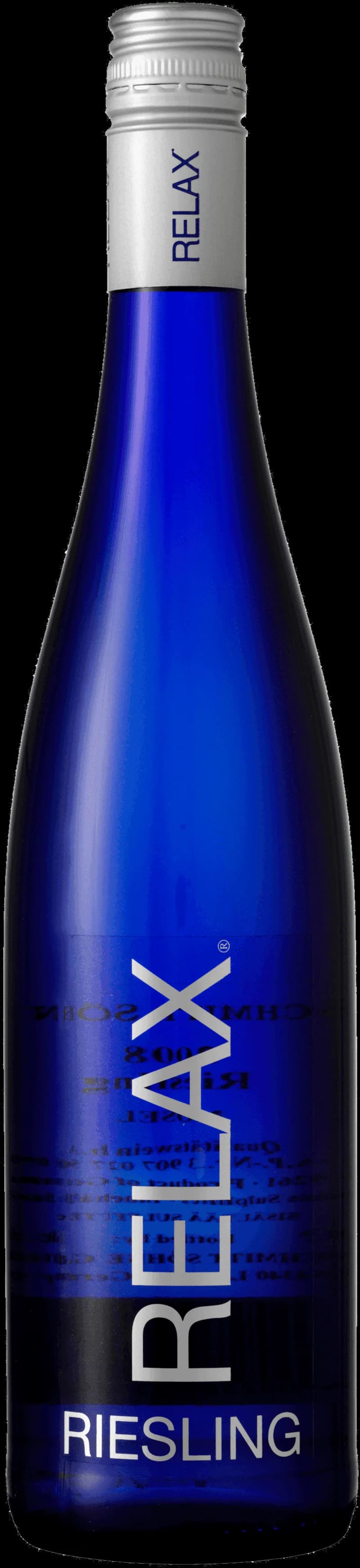 Ett glas kallt vitt vin på en solig terrass, perfekt för avkoppling.