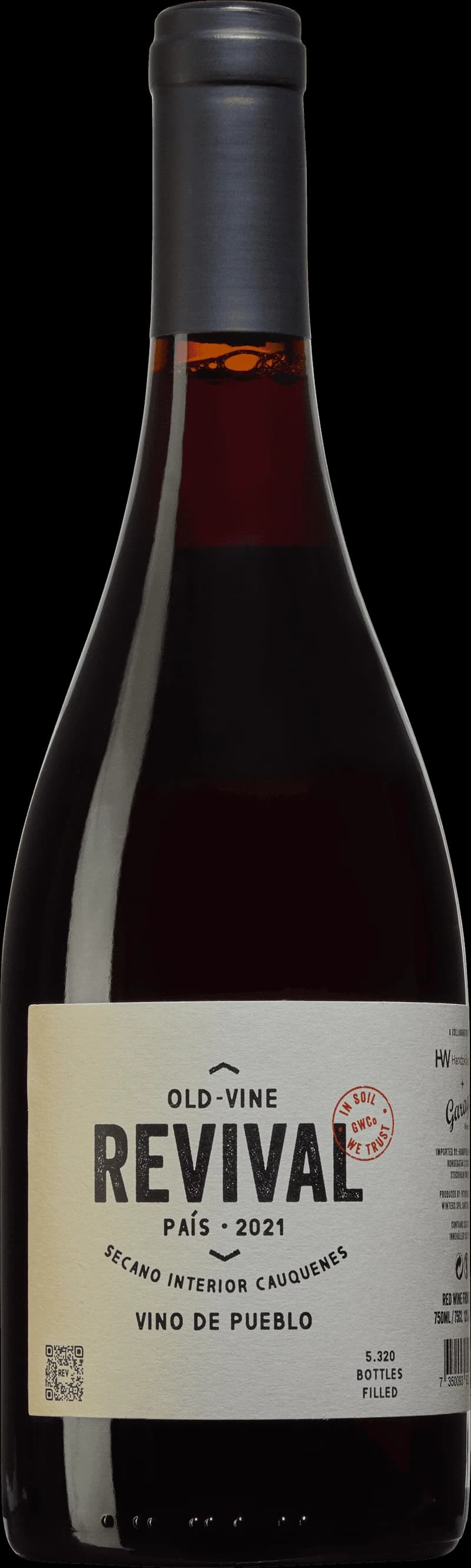 Närbild på ett glas rött vin med djup rubinröd färg.