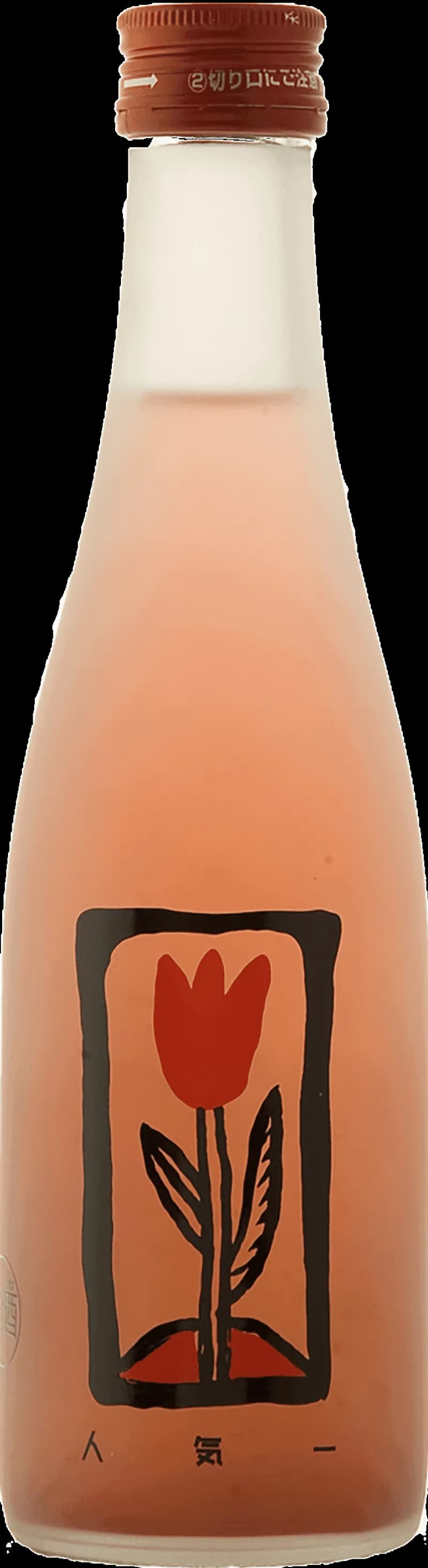 Närbild på ett glas sake och riskorn på en träbricka.
