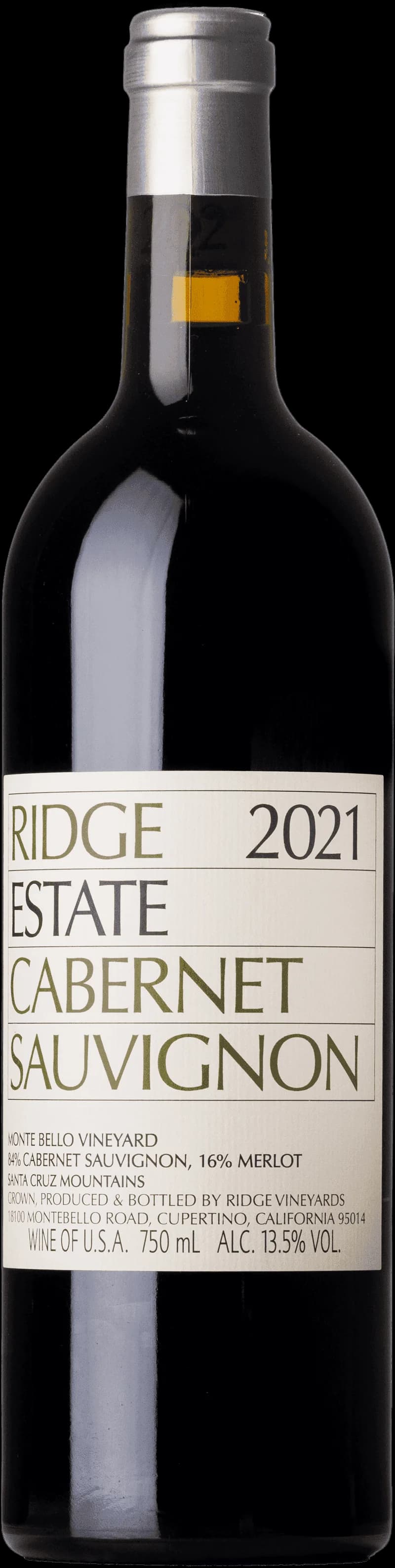Flaska av rött vin från Ridge Estate på en rustik träbänk