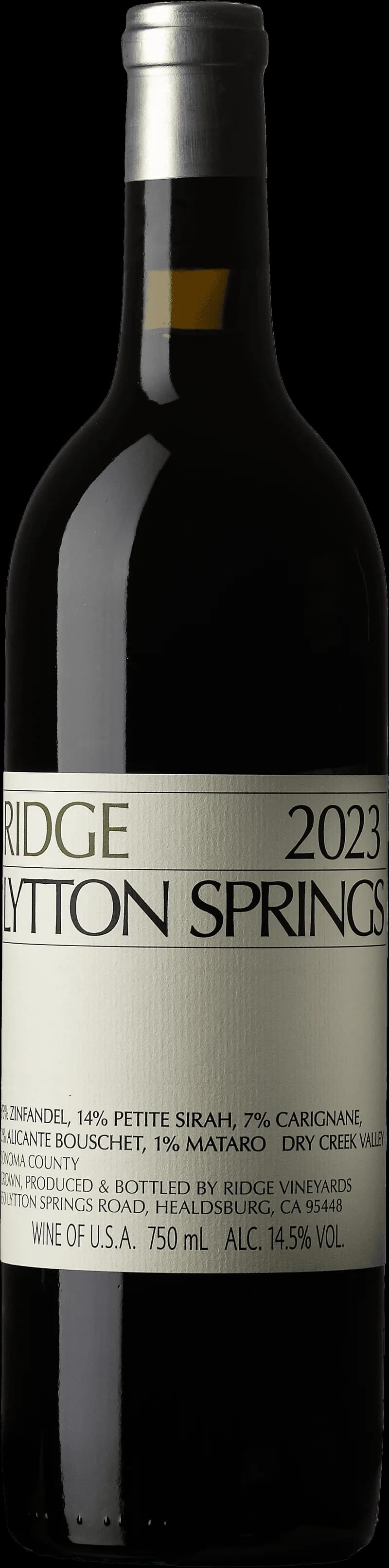 Flaska av rött vin från Ridge Vineyards på en träbänk