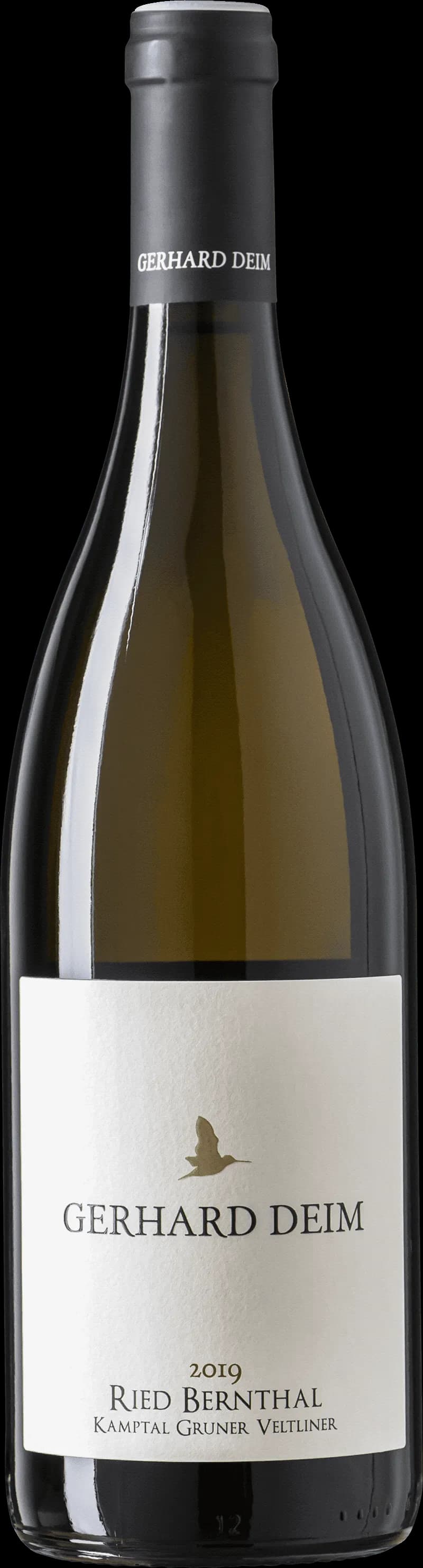 Ried Bernthal vitt vin i ett vinglas på en träbänk