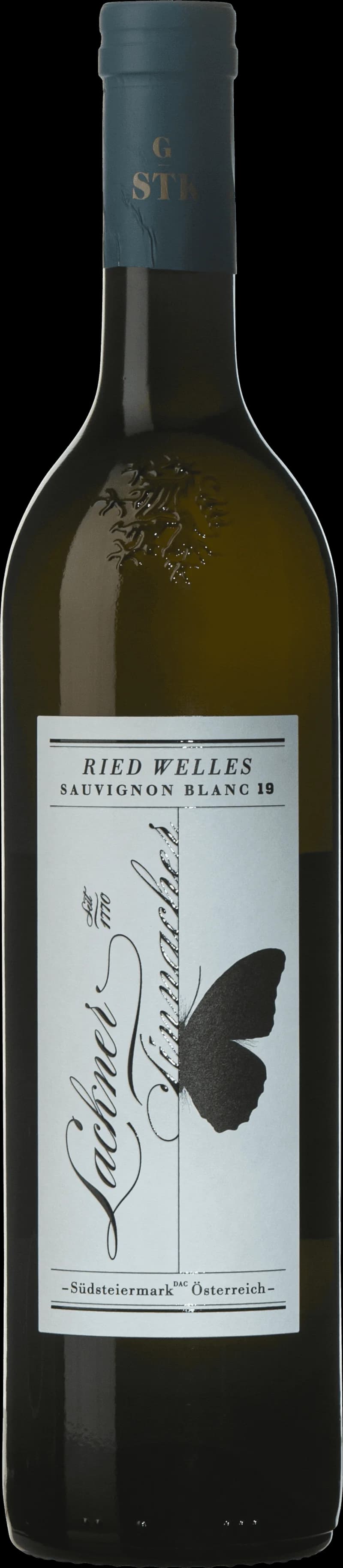 Ried Welles vitt vin i ett vinglas på en ljus bakgrund.