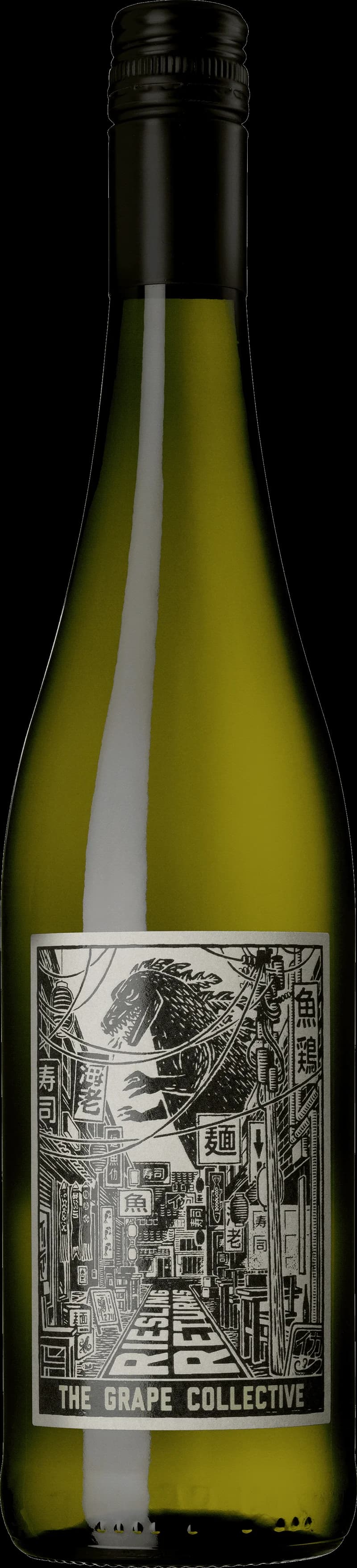 Flaska rieslingvin på vitt bord med gröna druvor i bakgrunden.