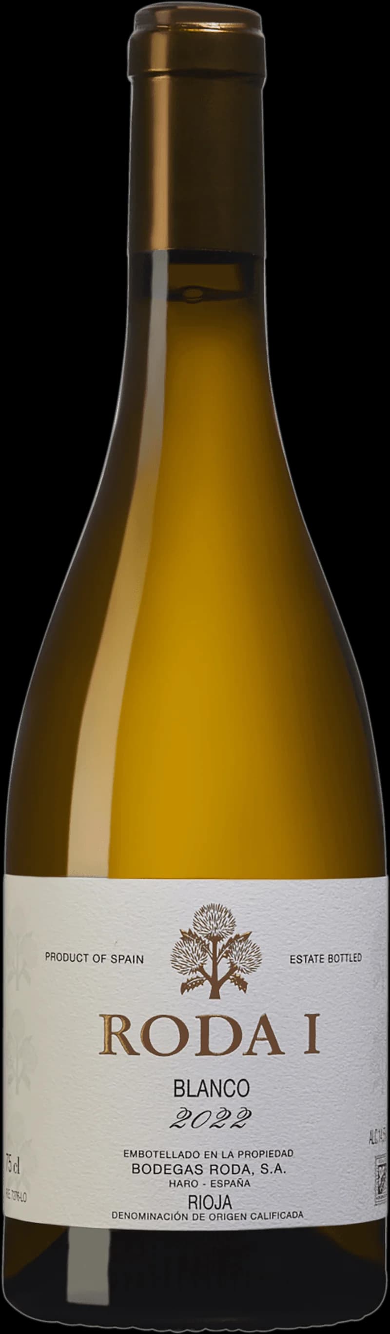 Röda bär i ett glas vitt vin på en ljus bakgrund.