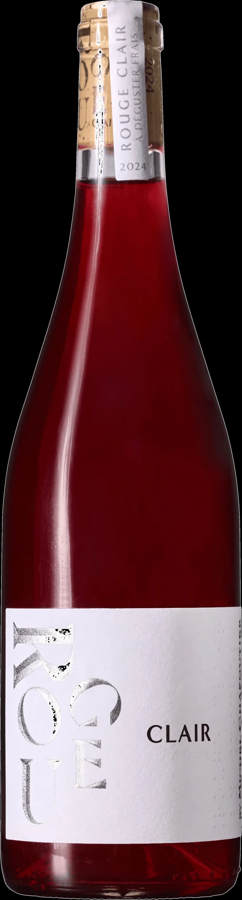 Ett glas rouge clair rött vin på ett bord.