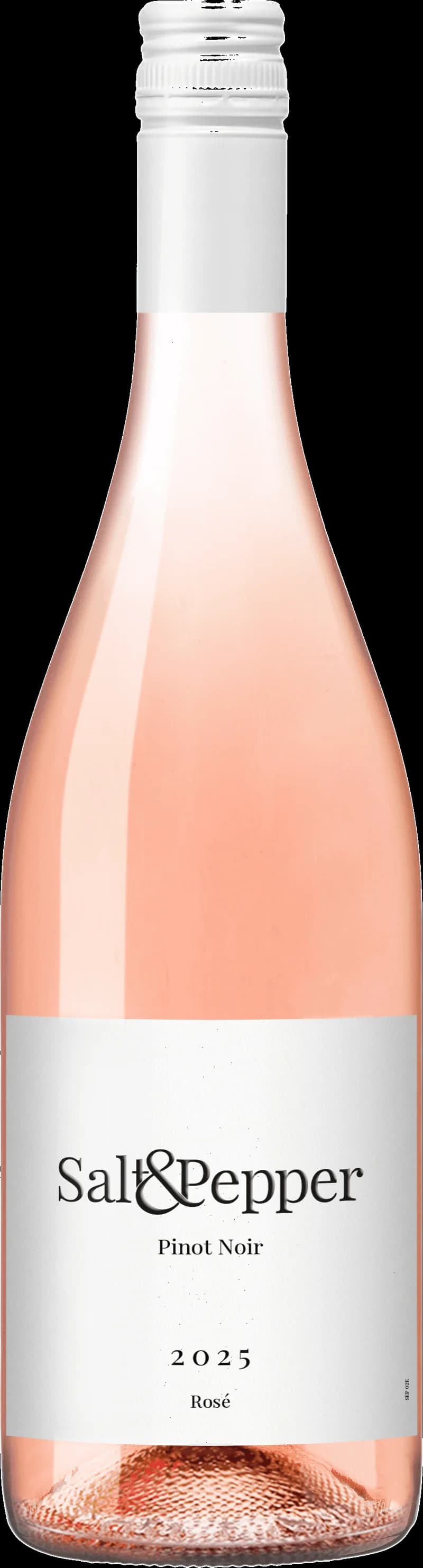 Flaska rosévin med salt- och pepparkar på ett träbord