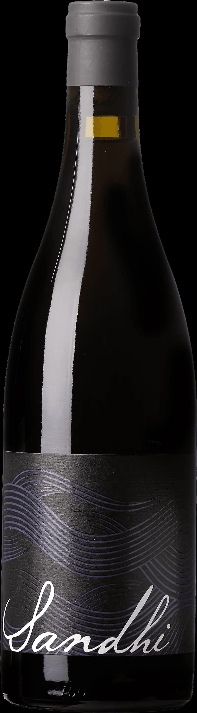 Sandhi Wines rött vin i ett vinglas på en mörk bakgrund.