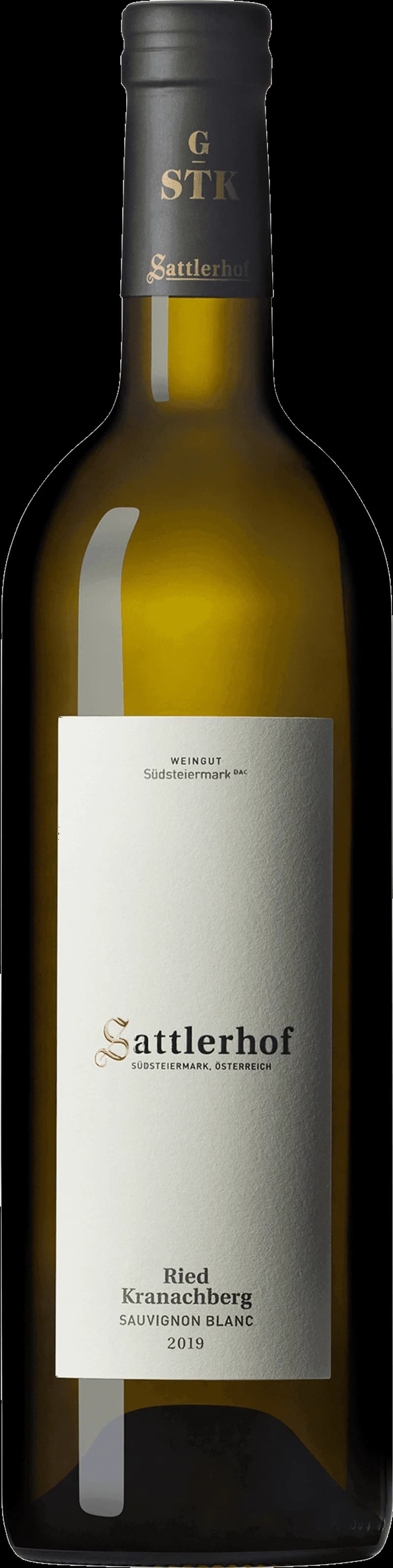 Sattlerhof vitt vin i ett vinglas mot en neutral bakgrund.