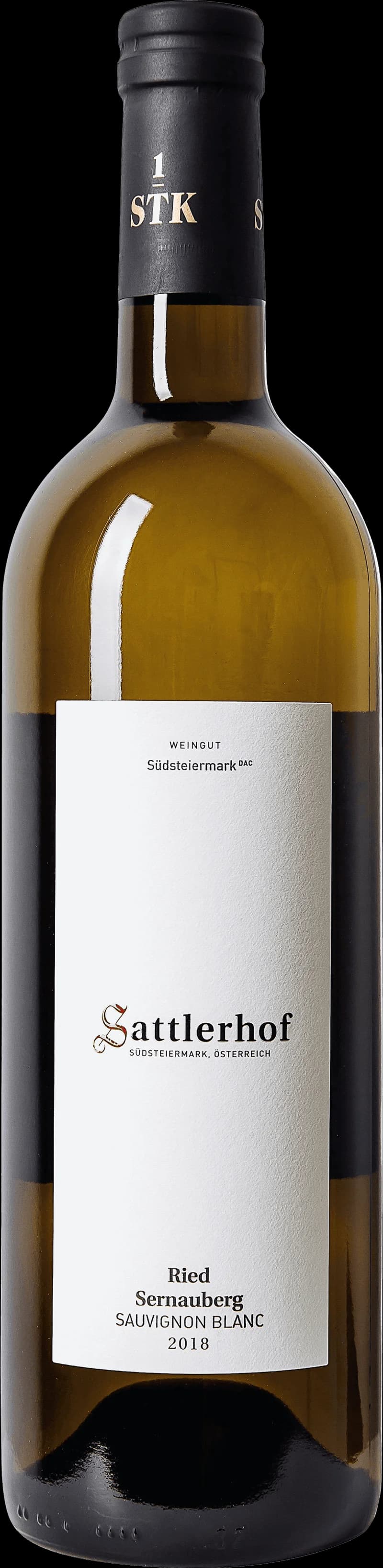 Flaska av vitt vin från Sattlerhof på en ljus bakgrund.