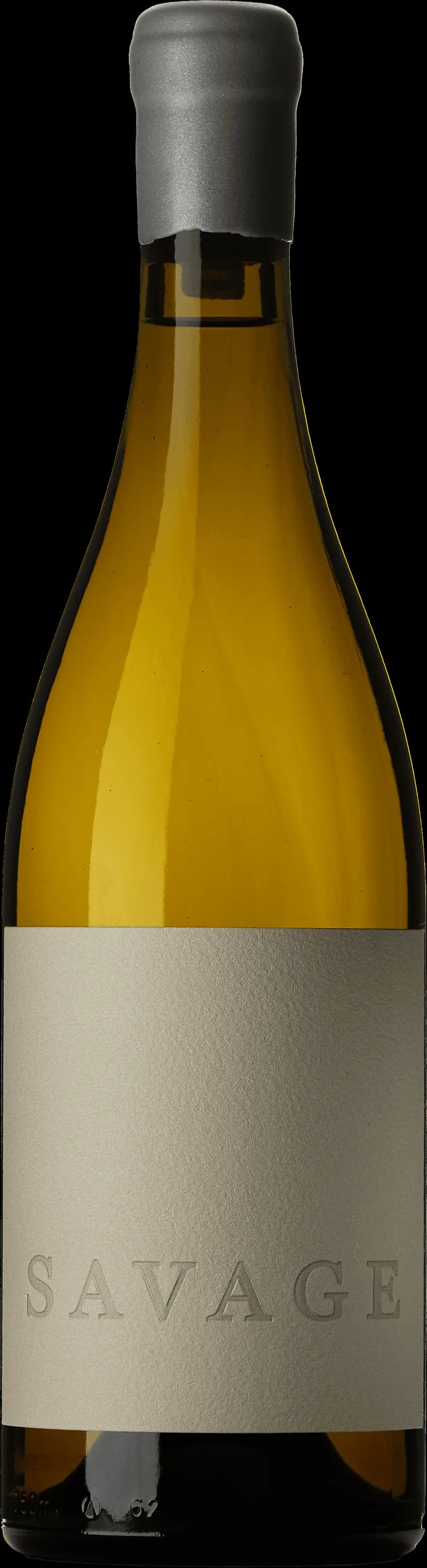 Flaska med etiketten Savage vitt vin mot en ljus bakgrund.